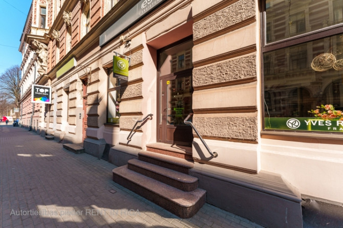 TIRDZNIECĪBAS TELPAS RĪGAS CENTRĀ  ALFRĒDA KALNIŅA IELĀ 1  Piedāvājumā plašas un Rīga - foto 1