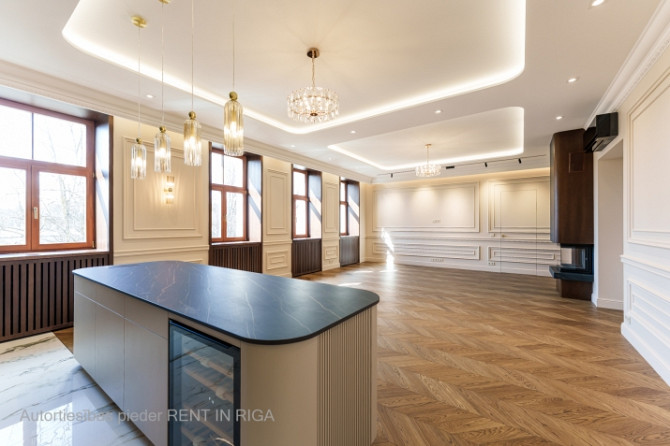 Tiek piedāvāts patiesi unikāls dzīvoklis Raiņa bulvārī, pašā pilsētas sirdī, skaistā Rīga - foto 2