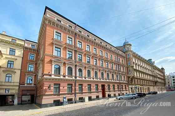 Предлагаем просторную квартиру-студию на высоком 1 этаже реновированного дома. Rīga