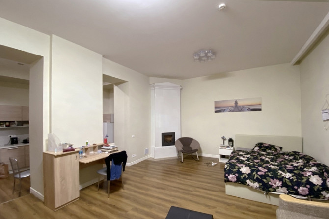Piedāvājam plašu studio dzīvokli renovētā nama 1. augstajā stāvā. Nams atrodas Rīgas Rīga - foto 5