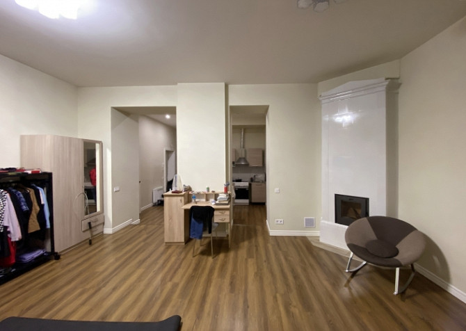 Piedāvājam plašu studio dzīvokli renovētā nama 1. augstajā stāvā. Nams atrodas Rīgas Rīga - foto 8