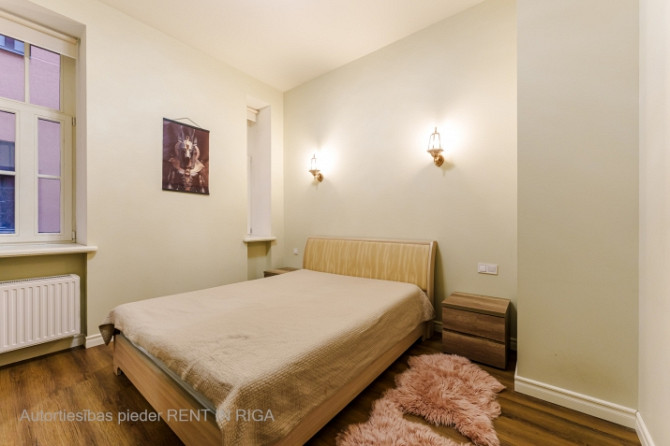 Piedāvajam plašu 3 istabu dzīvokli renovētā namā Rīgas centrā, klusā vienvirziena ielā Rīga - foto 8