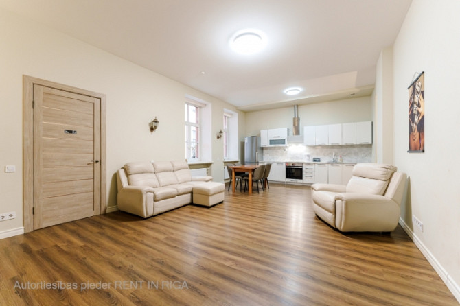 Piedāvajam plašu 3 istabu dzīvokli renovētā namā Rīgas centrā, klusā vienvirziena ielā Rīga - foto 5