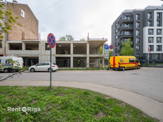 Zeme ar daudzdzīvokļu mājas būvprojektu un iesāktu būvniecību.  Projektā ir 33 dzīvokļi Rīga - foto 1