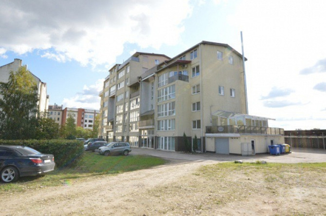 Divu līmeņu studio tipa vienistabas dzīvoklis.  Dzīvojamā istaba ar starpsienu sadalīta Rīga - foto 2