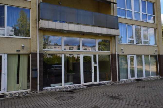 Divu līmeņu studio tipa vienistabas dzīvoklis.  Dzīvojamā istaba ar starpsienu sadalīta Rīga - foto 4