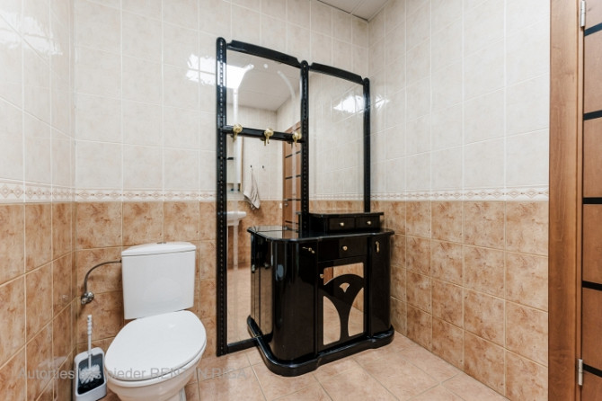 Birojs ar skatu uz lidostu un lidmašīnu pacelšanos.  Plānojums sastāv no diviem izolētiem Rīga - foto 9