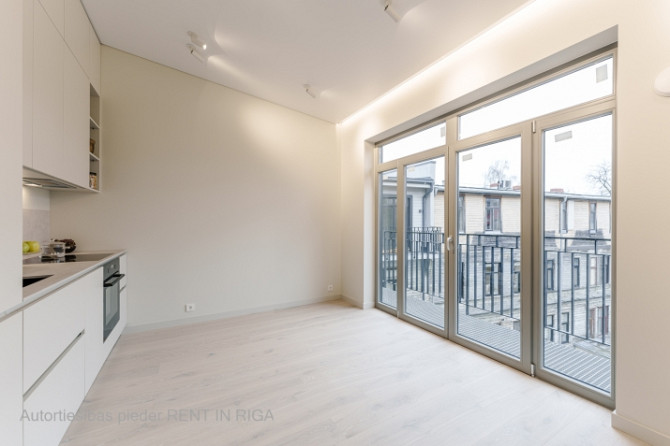 Dzīvoklis ar panorāmas logiem atjaunotā projektā Āgenskalnā. Lieliska atrašanās vieta un Rīga - foto 1