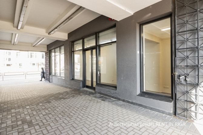 Tirdzniecības telpas ar plašiem skatlogiem pie Vidzemes tirgus, kurš ir uzsākts pārveidošanai Rīga - foto 1