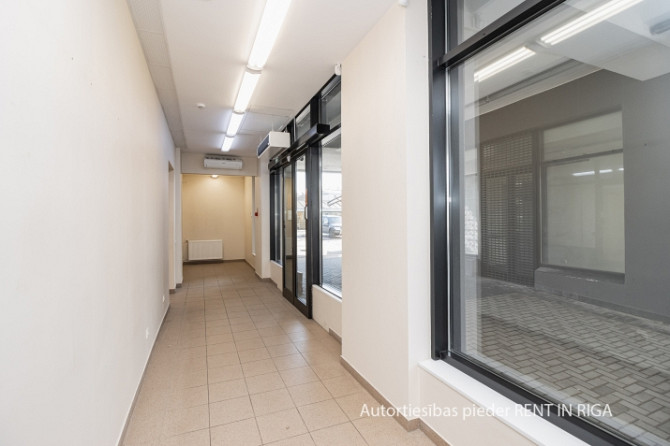 Tirdzniecības telpas ar plašiem skatlogiem pie Vidzemes tirgus, kurš ir uzsākts pārveidošanai Rīga - foto 2