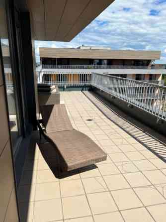 Tiek izīrēts pēdējā stāva dzīvoklis ar lielu terasi (50 m2) Jaunajā Teikā. Dzīvojamā platība 94 m2.  Рига