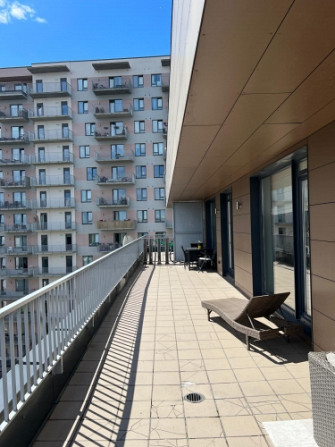 Tiek izīrēts pēdējā stāva dzīvoklis ar lielu terasi (50 m2) Jaunajā Teikā. Dzīvojamā platība 94 m2.  Рига - изображение 1