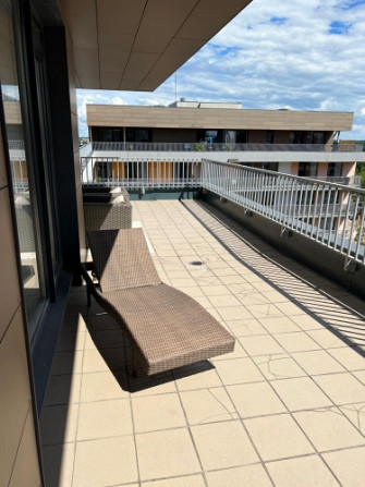 Tiek izīrēts pēdējā stāva dzīvoklis ar lielu terasi (50 m2) Jaunajā Teikā. Dzīvojamā platība 94 m2.  Рига - изображение 2