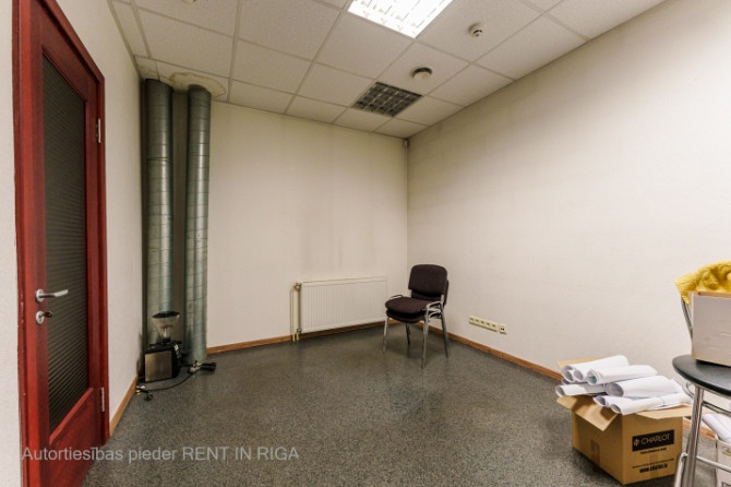 Biroja telpas 2.stāvā ar atsevišķu ieeju un virtuvi.  Ēka atrodas zaļā pagalmā. Tas ir Rīga - foto 7