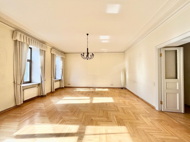 Reprezentabls dzīvoklis pašā pilsētas centrā ar skatu uz parku. No 2 istabu logiem paveras Rīga - foto 7