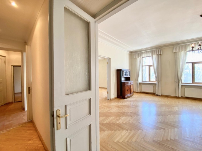 Reprezentabls dzīvoklis pašā pilsētas centrā ar skatu uz parku. No 2 istabu logiem paveras Rīga - foto 8