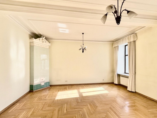 Reprezentabls dzīvoklis pašā pilsētas centrā ar skatu uz parku. No 2 istabu logiem paveras Rīga - foto 3