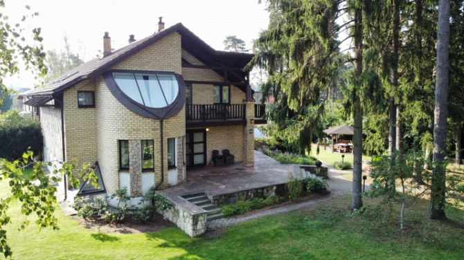 Piedāvājumā plaša un eleganta māja pašā Berģu sirdī - Akmeņu ielā 34!  Īpašums sastāv Rīga - foto 4