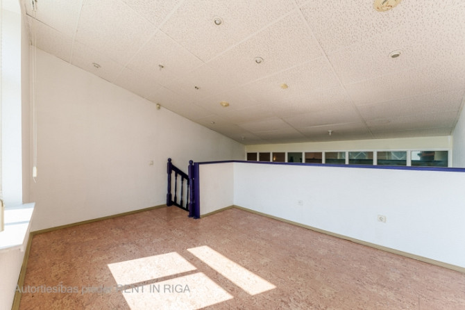 Biroja telpas centrā. Renovēta biroju ēka ar bruģētu un iežogotu teritoriju.  Birojs 3. Rīga - foto 4