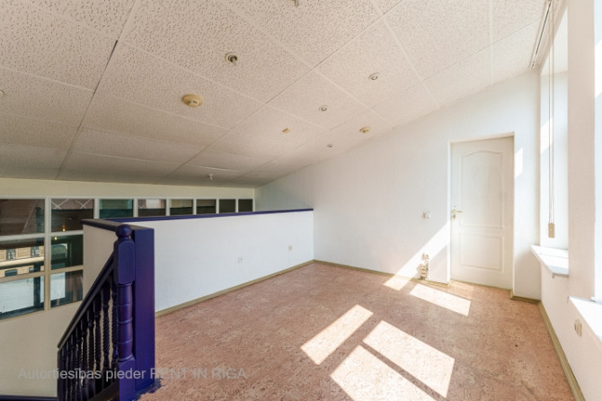 Biroja telpas centrā. Renovēta biroju ēka ar bruģētu un iežogotu teritoriju.  Birojs 3. Rīga - foto 5