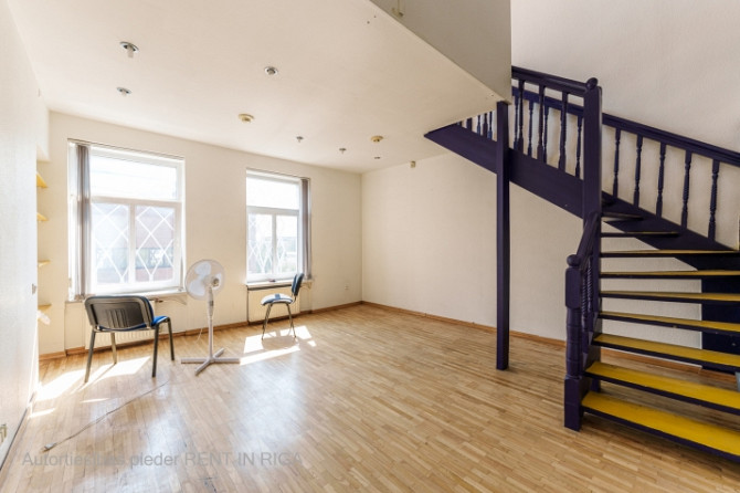 Biroja telpas centrā. Renovēta biroju ēka ar bruģētu un iežogotu teritoriju.  Birojs 3. Rīga - foto 1