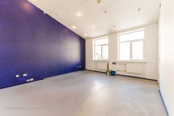 Biroja telpas centrā. Renovēta biroju ēka ar bruģētu un iežogotu teritoriju.  Birojs 3. Rīga - foto 3