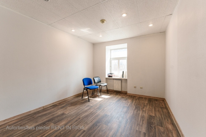 Biroja telpas centrā. Renovēta biroju ēka ar bruģētu un iežogotu teritoriju.  Birojs 3. Rīga - foto 5