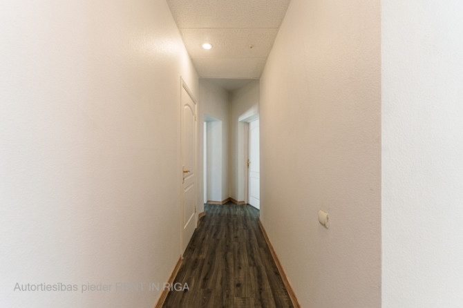 Biroja telpas centrā. Renovēta biroju ēka ar bruģētu un iežogotu teritoriju.  Birojs 3. Rīga - foto 9