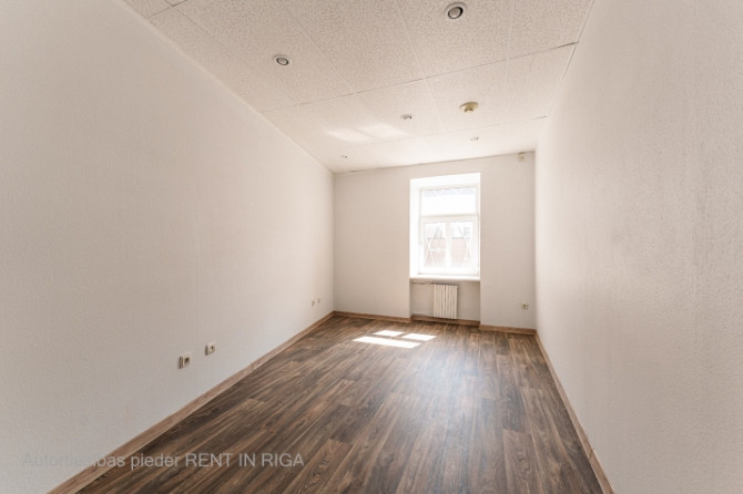 Biroja telpas centrā. Renovēta biroju ēka ar bruģētu un iežogotu teritoriju.  Birojs 3. Rīga - foto 6