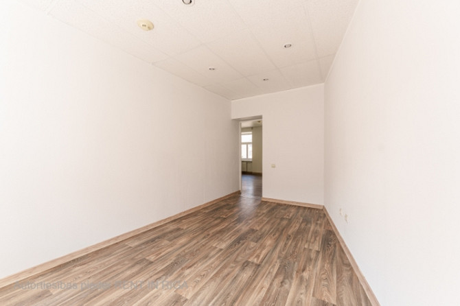 Biroja telpas centrā. Renovēta biroju ēka ar bruģētu un iežogotu teritoriju.  Birojs 3. Rīga - foto 8