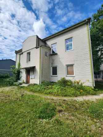 Продается просторный дом с земельным участком.  Зона малоэтажной жилой застройки Rīga