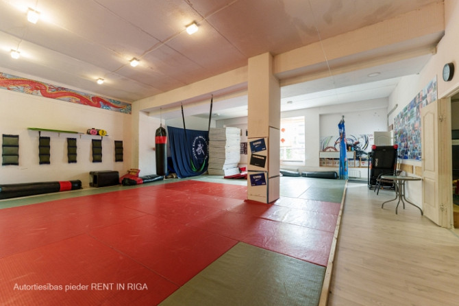Tiek pārdota 600 m2 plaša ēka. Pašlaik telpas tiek iznomāta sporta klubam.  Ēkas telpas Rīga - foto 4