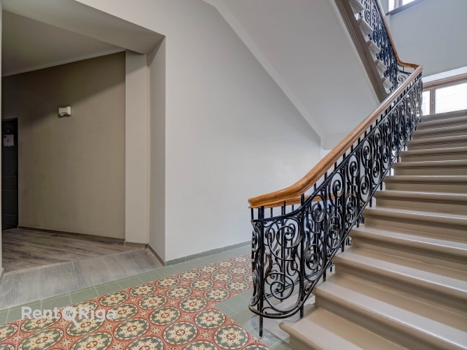 Iegādei pieejams studio tipa dzīvoklis renovēta ēka pašā Rīgas centrā.  Šī ir lieliska Rīga - foto 8