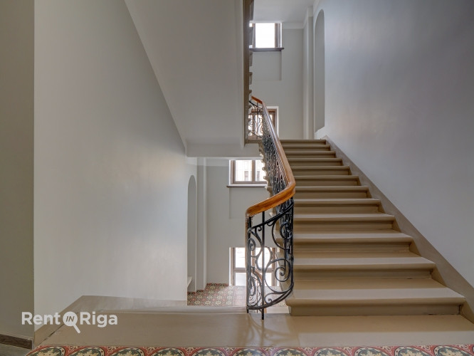 Iegādei pieejams studio tipa dzīvoklis renovēta ēka pašā Rīgas centrā.  Šī ir lieliska Rīga - foto 9