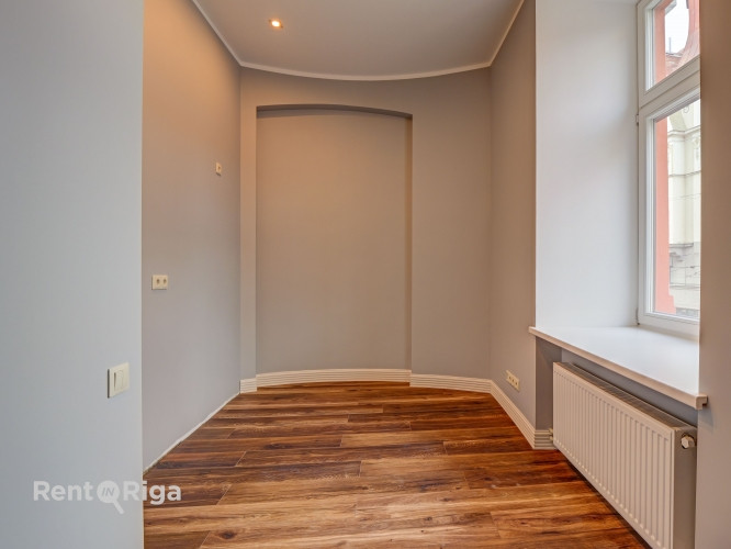 Iegādei pieejams studio tipa dzīvoklis renovēta ēka pašā Rīgas centrā.  Šī ir lieliska Rīga - foto 2