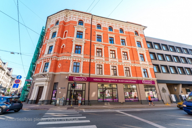 Iegādei pieejams studio tipa dzīvoklis renovēta ēka pašā Rīgas centrā.  Šī ir lieliska Rīga - foto 1