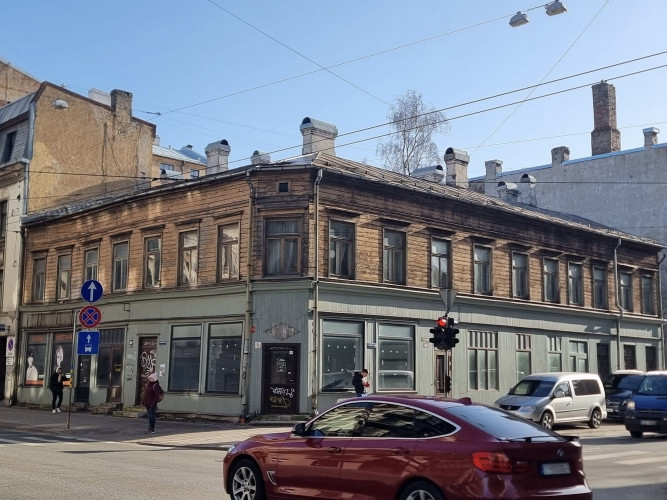 Izcils Rīgas centra koka arhitektūras paraugs.  Zemes gabala platība 577m2 (īpašumā), Rīga - foto 1