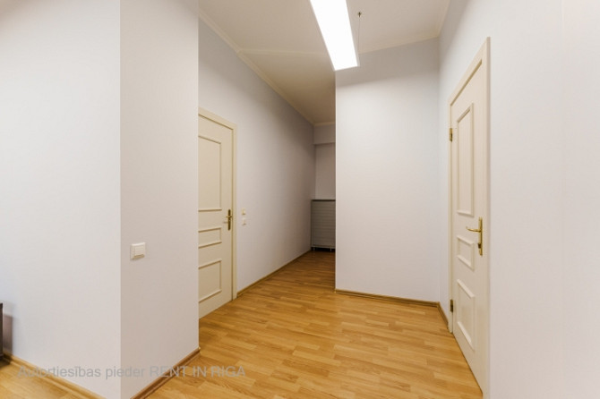 Mēs piedāvājam īrēt biroju, kas ir apvienots ar dzīvokli pilsētas centrā. Telpu var Rīga - foto 8