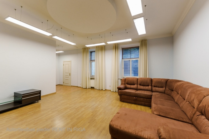 Mēs piedāvājam īrēt biroju, kas ir apvienots ar dzīvokli pilsētas centrā. Telpu var Rīga - foto 6