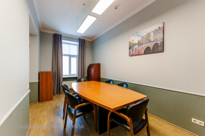Mēs piedāvājam īrēt biroju, kas ir apvienots ar dzīvokli pilsētas centrā. Telpu var Rīga - foto 4