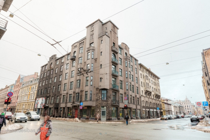 Tirdzniecības telpas uz Matīsa un Čaka stūra.  Visā ēkā tikko ir pabeigta renovācija. Rīga - foto 1