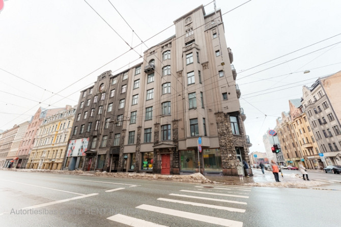 Tirdzniecības telpas uz Matīsa un Čaka stūra.  Visā ēkā tikko ir pabeigta renovācija. Rīga - foto 2