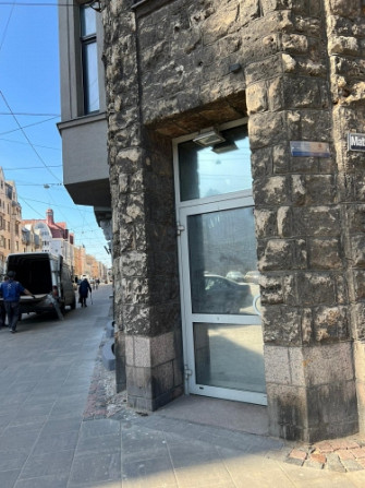 Tirdzniecības telpas uz Matīsa un Čaka stūra.  Visā ēkā tikko ir pabeigta renovācija. Rīga - foto 4