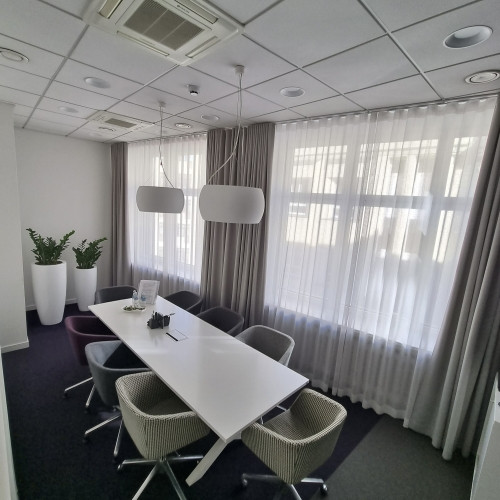 Gaišs birojs ar vienreizēju skatu uz Vecrīgas arhitektūru un Brīvības pieminekli.   Lieliska Rīga - foto 3
