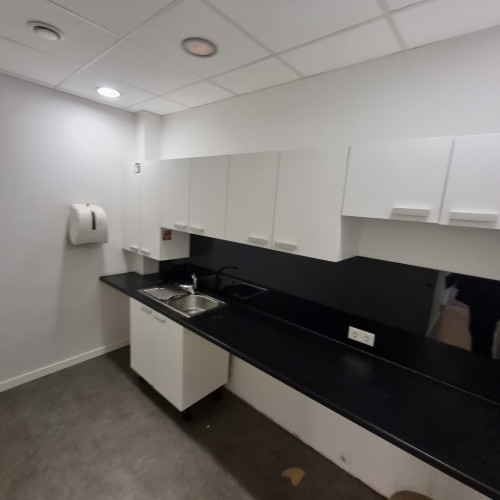 Gaišs birojs ar vienreizēju skatu uz Vecrīgas arhitektūru un Brīvības pieminekli.   Lieliska Rīga - foto 5