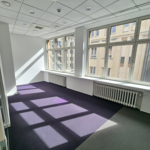 Gaišs birojs ar vienreizēju skatu uz Vecrīgas arhitektūru un Brīvības pieminekli.   Lieliska Rīga - foto 6