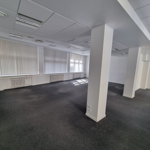 Gaišs birojs ar vienreizēju skatu uz Vecrīgas arhitektūru un Brīvības pieminekli.   Lieliska Rīga - foto 7
