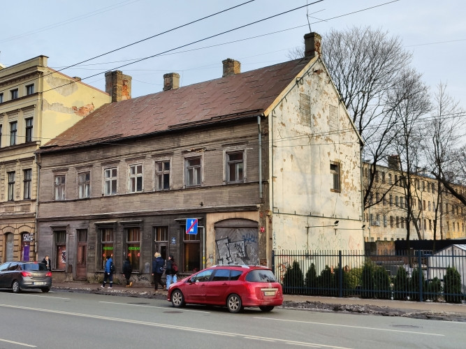 Pārdod daudzdzīvokļu koka ēku Brīvības ielas malā.  Ēka sadalīta sekojošos īpašumos: Rīga - foto 1
