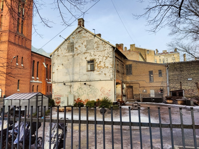 Pārdod daudzdzīvokļu koka ēku Brīvības ielas malā.  Ēka sadalīta sekojošos īpašumos: Rīga - foto 3