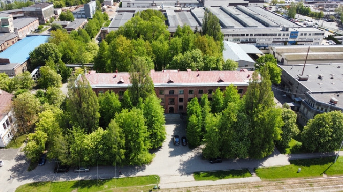 Pārdod 3-stāvu administratīvo ēku.  Celtne atrodas jauktas centra apbūves teritorijā (JC4) un Rīga - foto 3